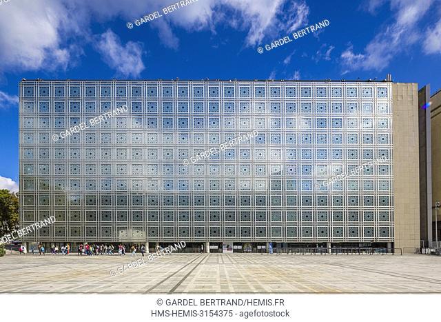France, Paris, Institut du Monde Arabe (IMA), designed by the architects Jean Nouvel and Architecture-Studio
