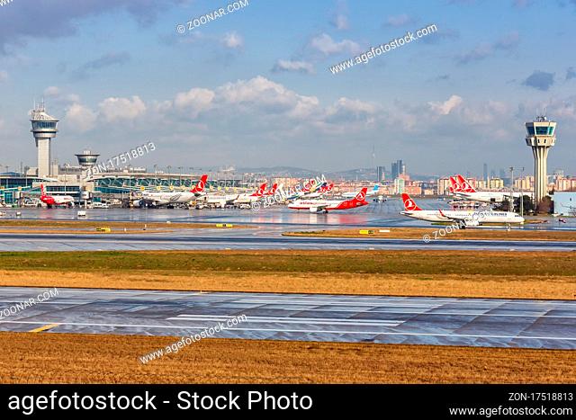 Istanbul, Türkei - 15. Februar 2019: Flugzeuge der Turkish Airlines auf dem Flughafen Istanbul Atatürk (IST) in der Türkei