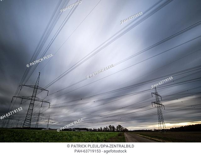 Storm front 'Heini' causes clouds to move quickly over a high-tension line in Peitz,  Germany, 18 November 2015. Photo: PATRICK PLEUL/dpa | usage worldwide