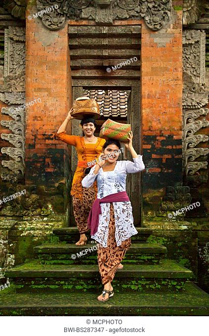 balinese women carrying offerings into the Hindu temple of Pura Desa, Indonesia, Bali, Ubud
