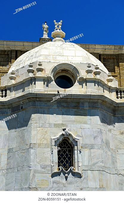 Aussenwand eienr Kappelle im Chorumgang der Kathedrale von Cadiz, Andalusien, Spanien / Exterior of a chapel of the Cadiz cathedral, Cadiz, Andalusia, Spain