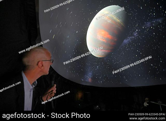 09 May 2023, Mecklenburg-Western Pomerania, Rostock: Stefan Gotthold, director of the Archenhold Observatory Berlin, shows an image of Dimidium