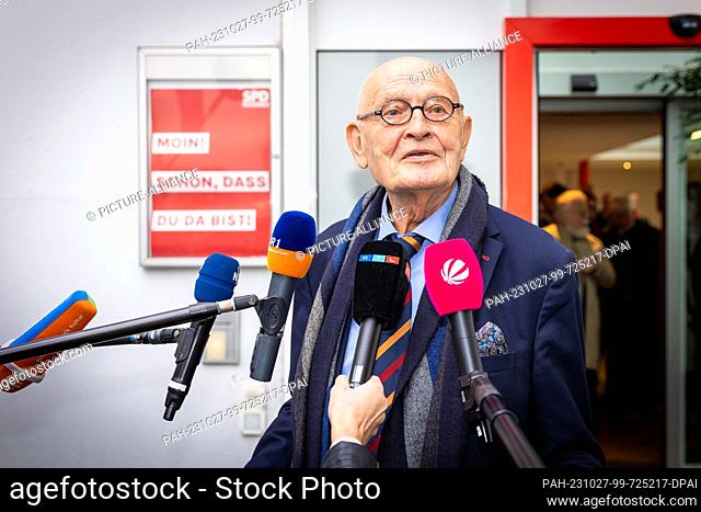 27 October 2023, Lower Saxony, Hanover: Herbert Schmalstieg (SPD), former mayor of the city of Hanover, speaks to media representatives in front of Kurt...