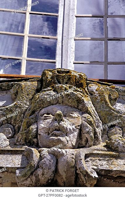 DETAIL OF THE STATUES, CHATEAU DE BEAUMESNIL, EURE 27, NORMANDY, FRANCE