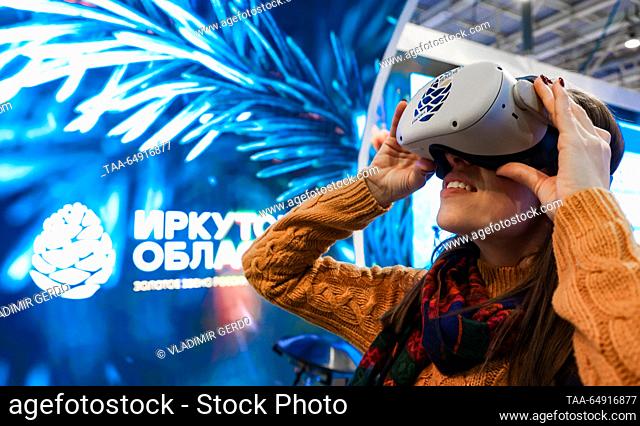 RUSSIA, MOSCOW - 17 de NOVIEMBRE, 2023: Un visitante utiliza un auricular VR en el stand de exhibición de la región de Irkutsk durante la exposición...