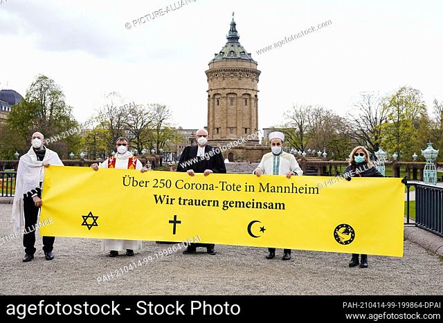 14 April 2021, Baden-Wuerttemberg, Mannheim: Amnon Seelig (l-r), Cantor of the Jewish Community; Karl Jung, Dean of the Catholic Church; Ralph Hartmann