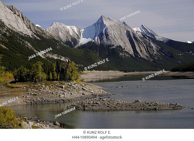 Rocky Mountains, Medicine Lake, Rocky Mountain, Queen Elisabeth Ranges, mountain lake, fall, fall colours, Jasper National Park, Alberta, Canada
