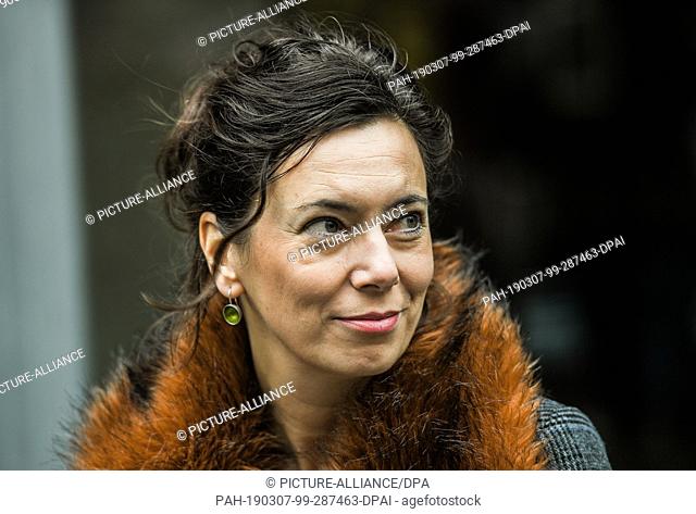 07 March 2019, Rhineland-Palatinate, Mainz: Eva Menasse, journalist and writer from Austria, stands in front of the Gutenberg Museum at her official...