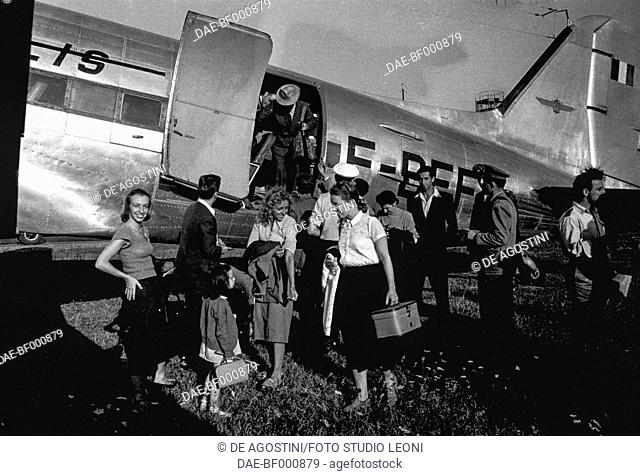 The arrival of a dance company at Novi Ligure airport, August 5, 1949, Italy, 20th century. Genoa, Foto Studio Leoni