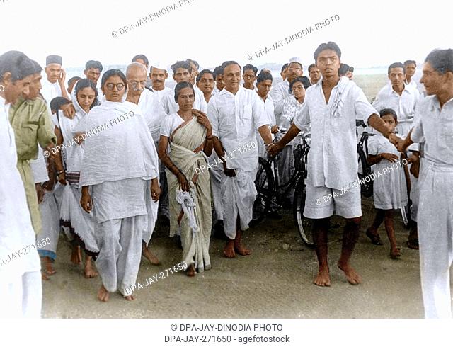 Mahatma Gandhi with associates on Juhu Beach, Mumbai, Maharashtra, India, Asia, May 1944