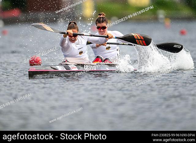 25 August 2023, North Rhine-Westphalia, Duisburg: Canoe: World Championship, final, kayak two-man, 200m, women. Paulina Paszek and Jule Hake in action