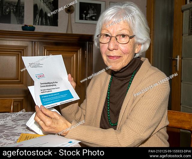 23 January 2021, Baden-Wuerttemberg, Ulm: Senior Ursula Neuberger holds a letter confirming her Corona vaccination appointment