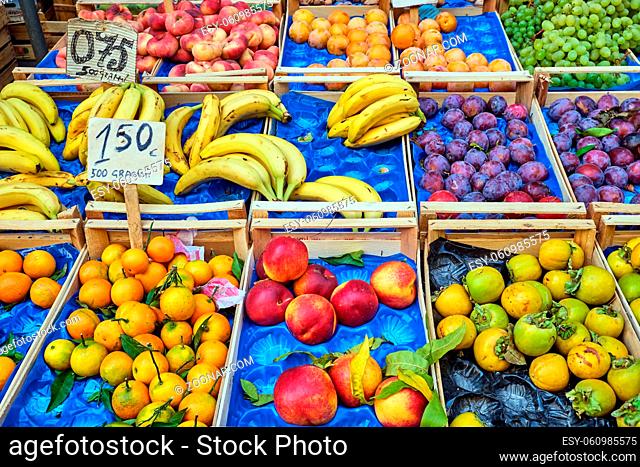 Frische Früchte in Holzkisten zum Verkauf auf einem Markt