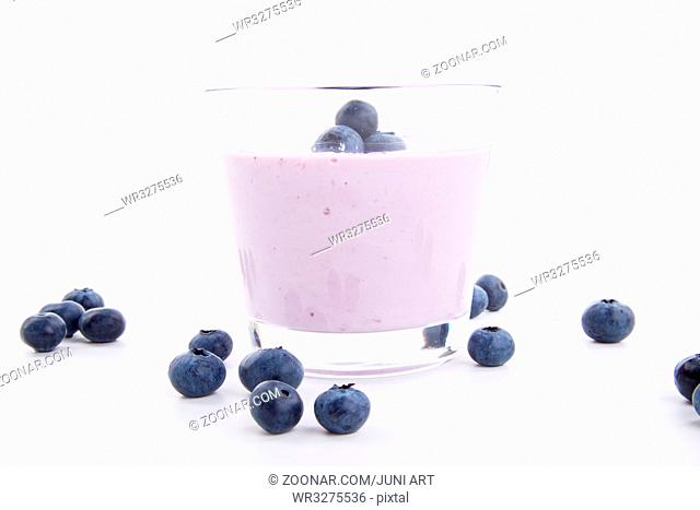 frischer leckerer joghurt mit heidelbeeren un d blaubeeren isoliert auf weißem hintergrund