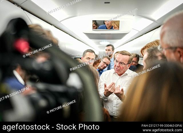 17 December 2023, Lithuania, Vilnius: Boris Pistorius (SPD), Federal Minister of Defense, talks to journalists on the flight from Berlin to Kaunas in Lithuania...