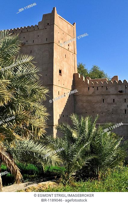 Historic adobe fortification Yanqul Fort or Castle, Hajar al Gharbi Mountains, Al Dhahirah region, Sultanate of Oman, Arabia, Middle East