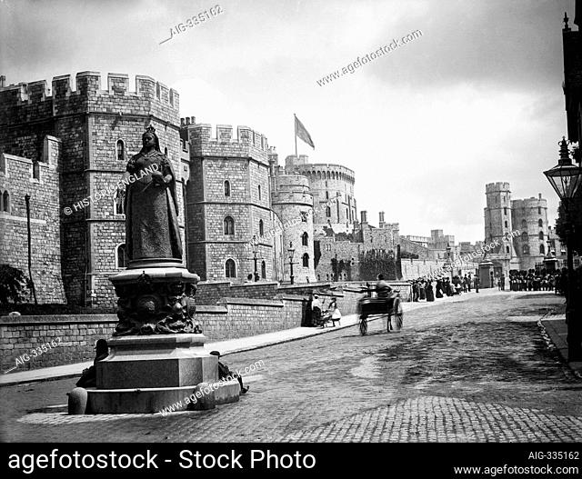 WINDSOR CASTLE, Berkshire. View from the junction of High Street and Peascod Street looking along Castle Hill with the statue of Queen Victoria in the...