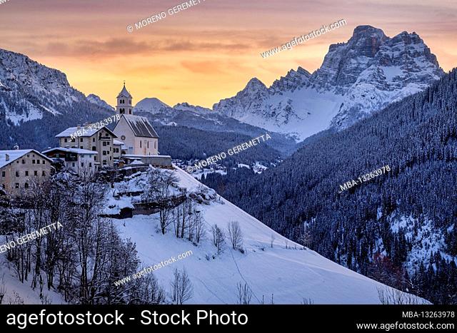 Italy, Veneto, Belluno, Agordino, the village of Colle Santa Lucia in winter with mount Pelmo in background, Dolomites