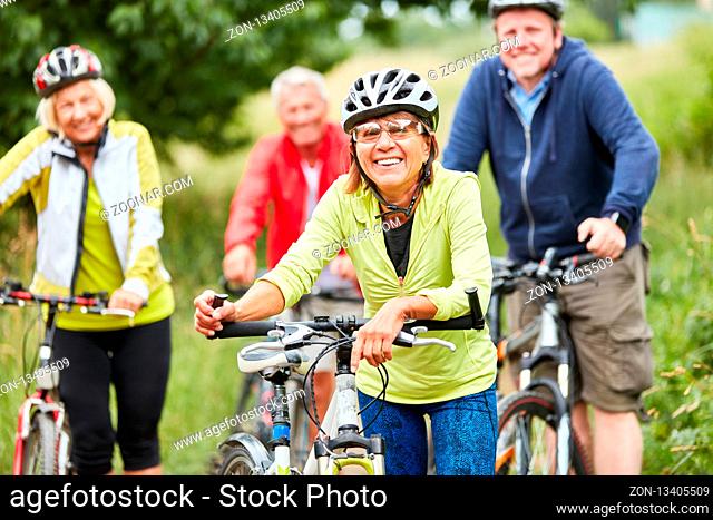 Gruppe Senioren zusammen beim Fahrrad fahren in der Natur auf einer Radreise