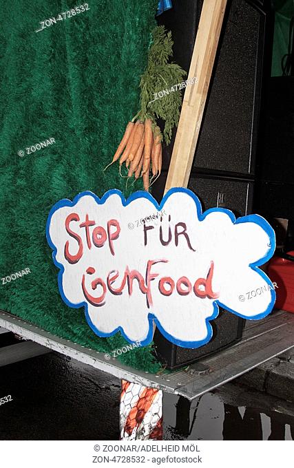 Schild, Stopf für Genfood, Demonstration gegen Monsanto am 25.03.2013 in Berlin, Alexanderplatz, Deutschland Sign, Stopf for Genfood
