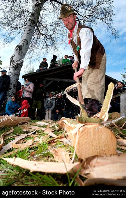18 May 2023, Saxony, Muldenberg: A rafter from the Vogtländischer Flößerverein debarks a tree trunk. The occasion is the traditional rafting festival on...