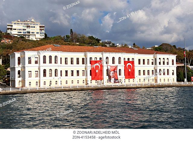 Anläßlich seines Todestages am 10.11.2012 mit Foto und Nationalflagge geschmücktes Gebäude, Istanbul, Türkei The occasion of his death anniversary decorated...