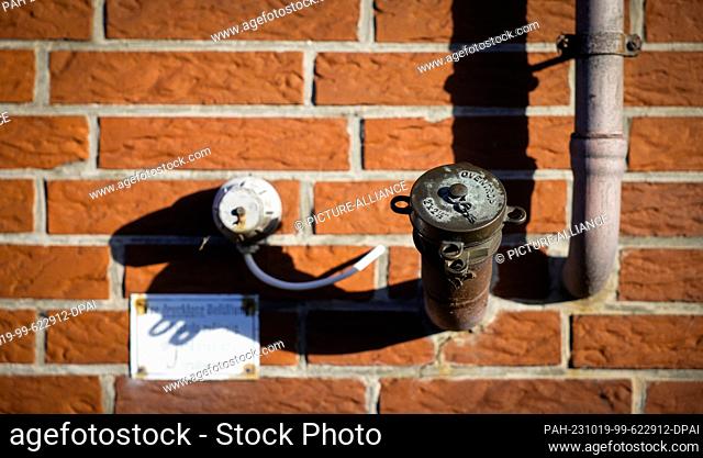 18 October 2023, Schleswig-Holstein, Bad Brahmstedt: A filler neck for heating oil delivery can be seen on the exterior wall on a single-family house
