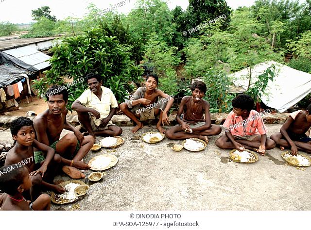 Poor people are getting feed by social workers ; NGO Development Alternatives for Wider Networks (DAWN) ; Bhubaneswar ; Orissa ; India MR717B