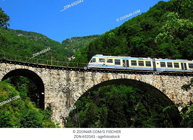 Die Centovallibahn überquert ein Viadukt im Centovalli, Tessin, Schweiz / The Centovalli train crosses a viaduct in the Centovalli valley, Ticino, Switzerland
