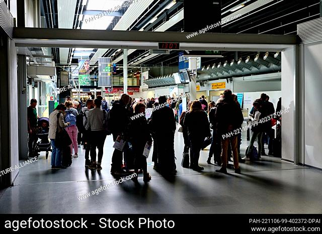 02 November 2022, Rhineland-Palatinate, Hahn: Passengers queue at check-in in the terminal of Hahn Airport. Four months after the sale of the insolvent Hahn...
