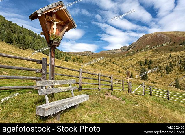Bildstock mit Sitzbank in den Bergen, Südtirol
