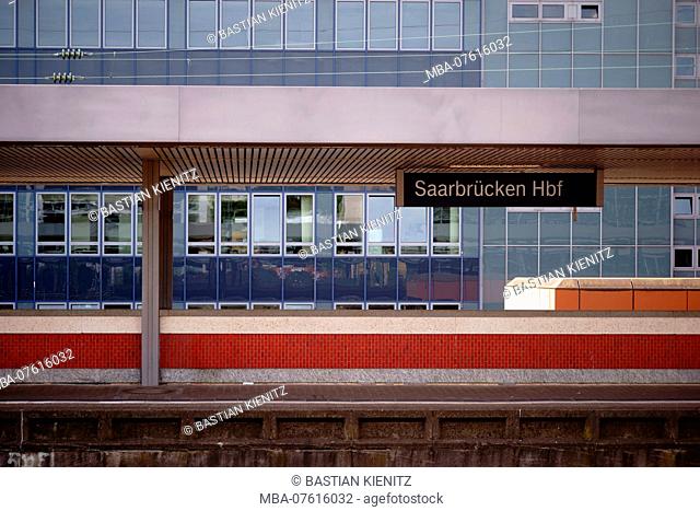 A platform of the central station in SaarbrÃ¼cken with modern architecture in the background