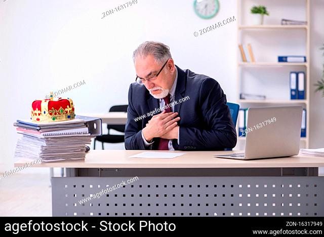 Old king businessman employee at the workplace