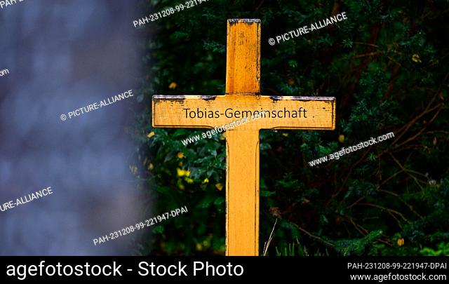 PRODUCTION - 22 November 2023, Lower Saxony, Lüneburg: ""Tobias Community"" is written on a wooden cross in the cemetery