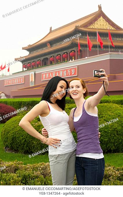 Tourists taking their own photograph in front of The Gate of Heavenly Peace, The Forbidden City, Beijing, China, Asia  MR