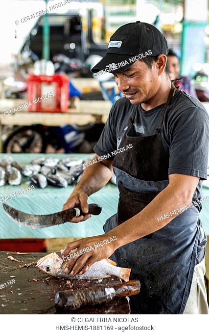 Indonesia, Sumatra Island, Aceh province, Calang, fisherman cutting a fish in fishmarket