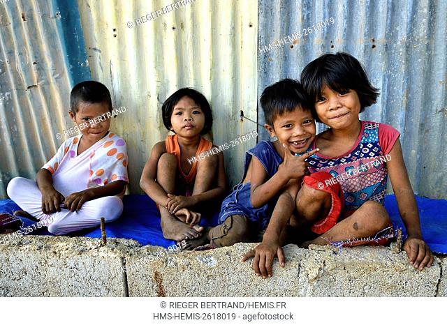 Philippines, Calamian Islands in northern Palawan, Uson Island in Coron Bay, village of Barangay Lajala children