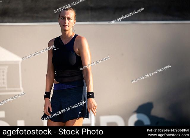 25 June 2021, Hessen, Bad Homburg: Tennis: WTA Tour, Singles, Women, Semifinals, Bad Homburg Open. Kerber - Kvitova. Petra Kvitova reacts to losing a point
