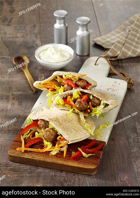 Pita bread with meatballs and vegetables