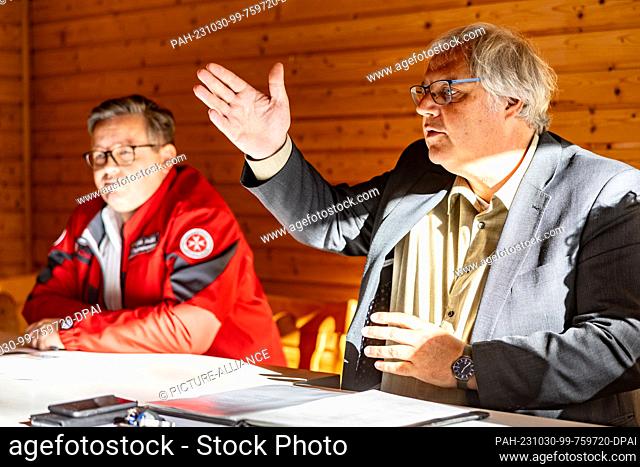 30 October 2023, Schleswig-Holstein, Schleswig: Stephan Dose, mayor of Schleswig, speaks at the press conference on the takeover of the youth hostel