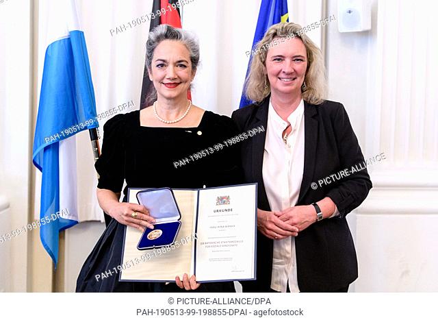 13 May 2019, Bavaria, Munich: Kerstin Schreyer (CSU, r), Minister of Social Affairs of Bavaria, presents her award at the Bavarian State Medal for Social...