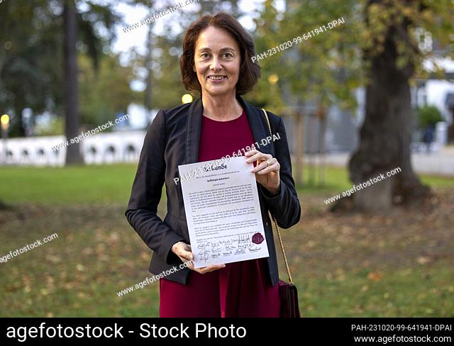 20 October 2023, North Rhine-Westphalia, Bad Honnef: Katarina Barley (SPD), Vice President of the European Parliament, holds her award as the new Eel Queen of...