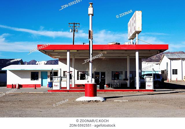 alte stillgelegegte 80iger Jahre Tankstelle in der Wueste Kaliforniens, USA 2013