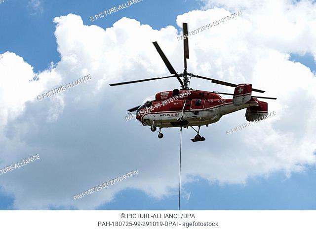 25 July 2018, Willingen, Germany: A heavy-duty helicopter, with which the last parts of a chairlift support of the new 8-seater chairlift ""K1 Willingen"" are...