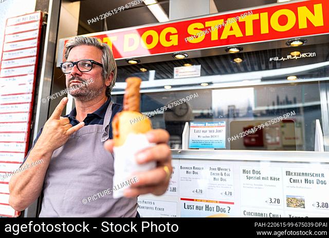 15 June 2022, North Rhine-Westphalia, Münster: Singer Henning Wehland (""H-Blockx"") stands at a hot dog stand in Münster