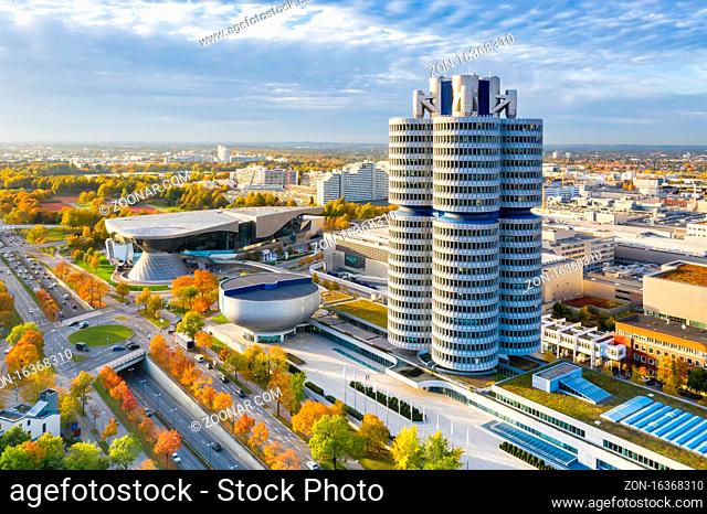 München, Deutschland - 21. Oktober 2020: München Skyline Luftbild Stadt Architektur Reise Hochhaus in Deutschland