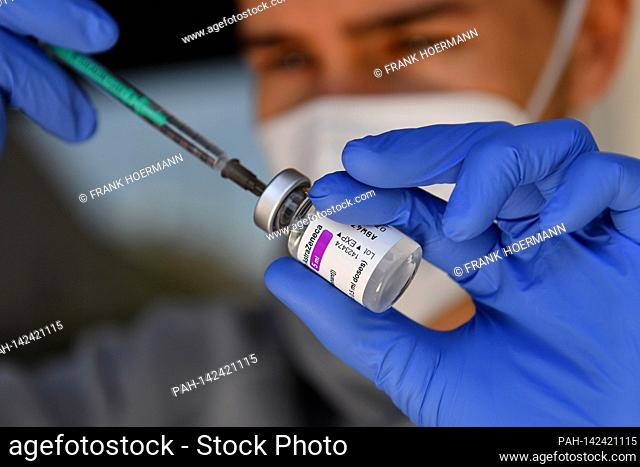 Topic picture - AstraZeneca Corona vaccine. Vaccine jar with vaccine for injection with a cannula. Close up. | usage worldwide