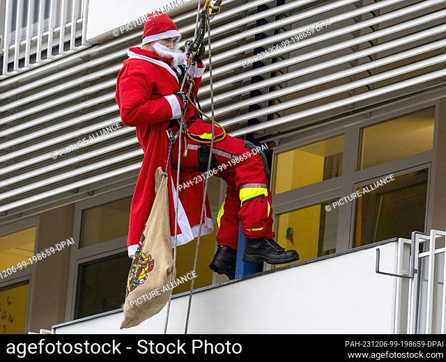 06 December 2023, Bavaria, Würzburg: At the Würzburg fire department's Santa Claus campaign at the children's hospital of the University Hospital of Würzburg