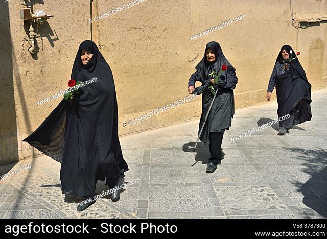 Iran, Yazd, Unesco World Heritage Site, Old ladies holding roses