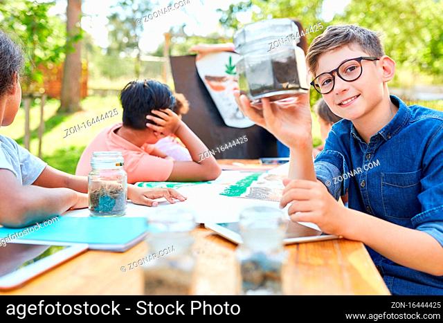 Kinder lernen in der Sommerschule im ökologischen Ferienlager im Nachhilfecamp